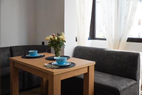 2 Bed Apt - Sleeps 4 Terrace & Pet Friendly