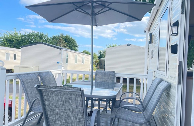 2 Bed Caravan - Sleeps 6 - Pets - Pool - Wifi