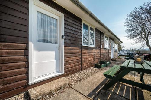 2 Bed Chalet - Sleeps 4 - Parking - Wifi