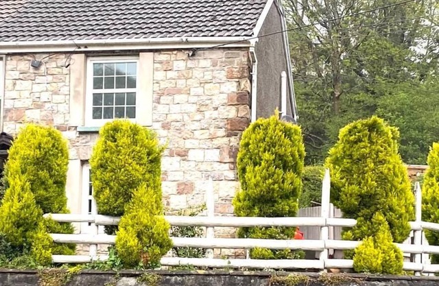 2-Bed Cottage in in Welsh Valley Nr Swansea