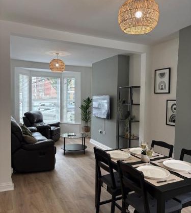 2 Bed House Great Location
