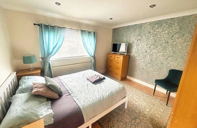 2 Bed House - Sleeps 4 - Parking - Pets - Garden