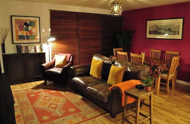 2-Bed Seaside Apartment - Sleeps 5 & Free Parking