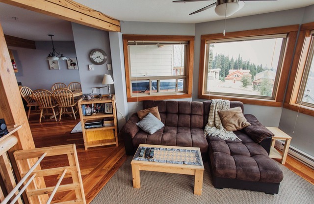 2 Bedroom 2 bath Chalet With Private Hot Tub, And Excellent Ski In/Ski Out