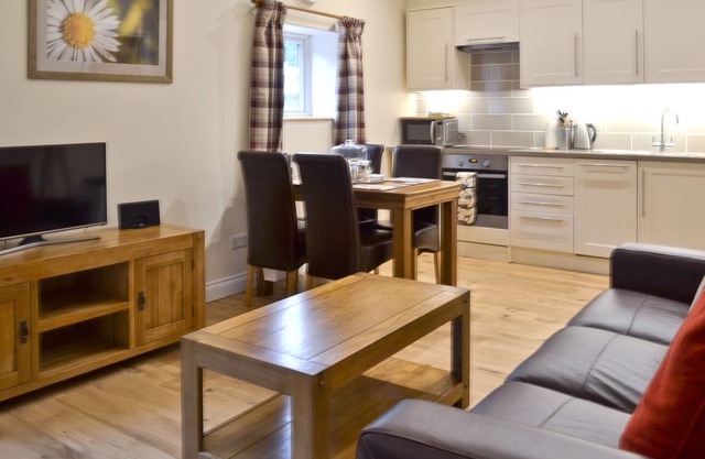 2 bedroom accommodation in Wisborough Green, near Billingshurst