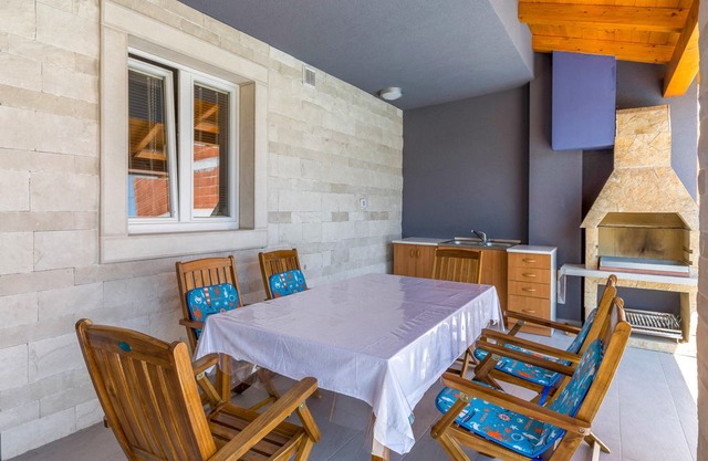 2 bedroom accommodation in Bratulici