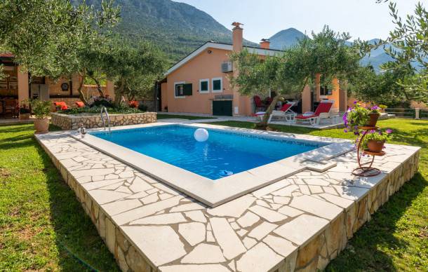2 bedroom accommodation in Desne