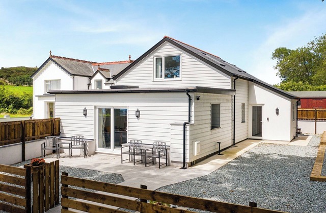 2 bedroom accommodation in Pwlheli