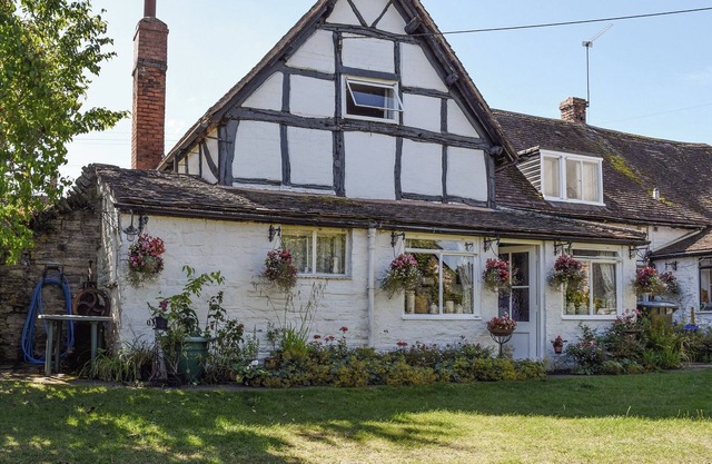 2 bedroom accommodation in Barton