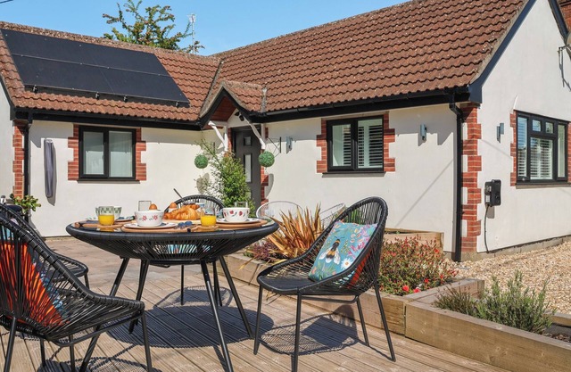 2 bedroom accommodation in Somerset, near Chard
