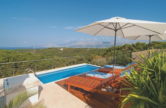 2 bedroom accommodation in Pucisca