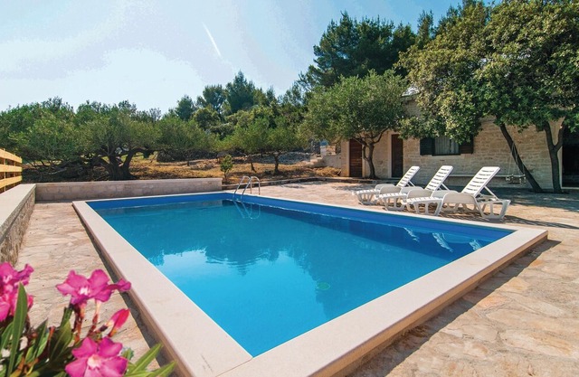 2 bedroom accommodation in Pucisca
