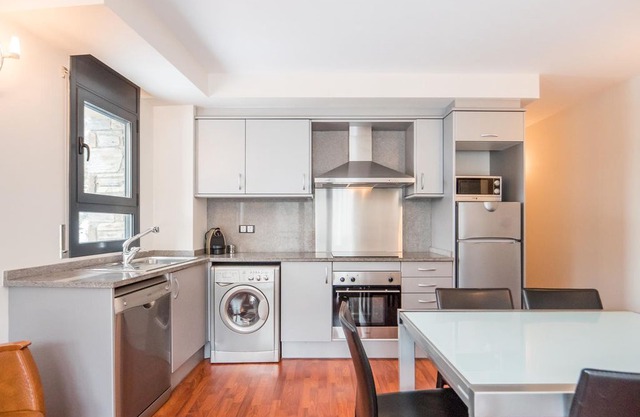 2 Bedroom Apart (3 adults + 2 children). Alt.1950 m. PER 2F