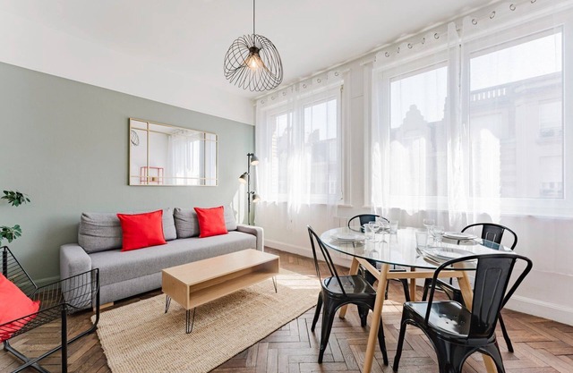 2 bedroom apartment, near metro