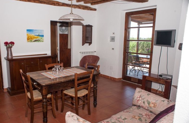 2 bedroom Apartment, sleeps 4 in Ravi with WiFi