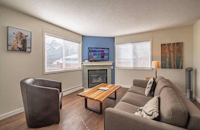 2 Bedroom/Bathroom Lodge in Rockies/Fireplace/Hot Tub/BBQ