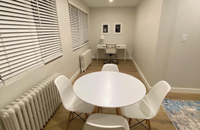2 Bedroom Beauty! Located on the Lakeshore in Port Credit, Mississauga.