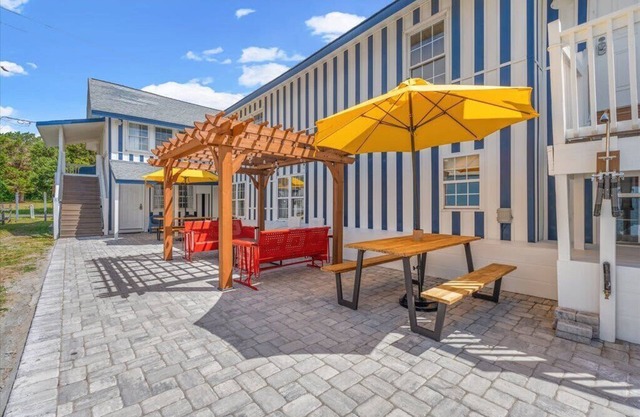 2 bedroom Condo Steps from Beach Pet Friendly