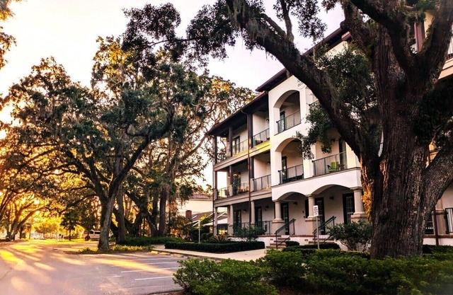 2-bedroom Condo on St. Simons Island. Pool/Parking/Beach/Food/Bars/Stores, etc.