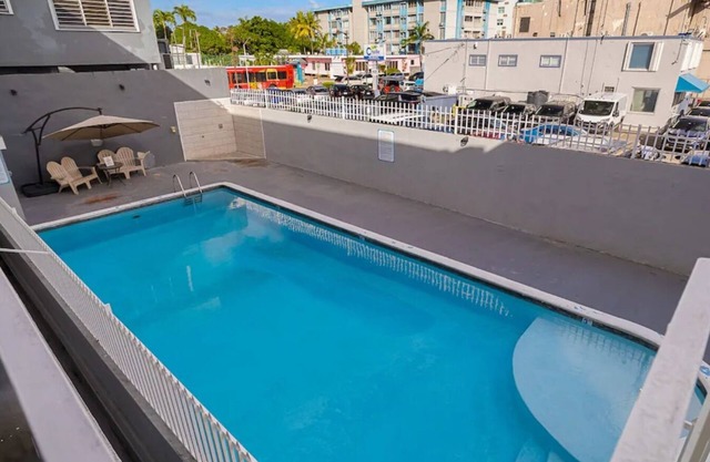2-bedroom condo in charming Carolina with WiFi, AC. 4 min walk to beach!