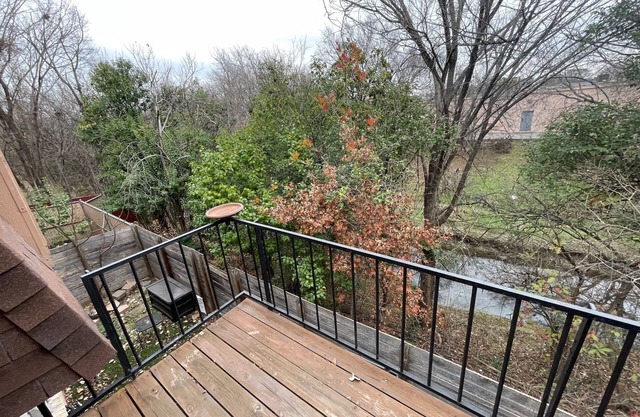 2-bedroom condo in very walkable Austin with AC, WiFi. pool, and creekside.
