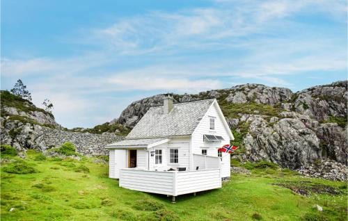 2 Bedroom Cozy Home In Stolmen