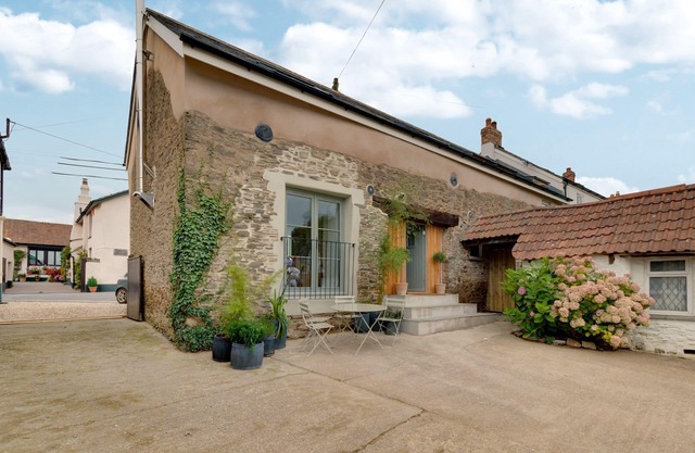 2-bedroom dog friendly cottage located in Braunton, within easy reach of the beach.