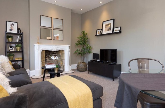 2 Bedroom Flat in Wandsworth Close to Tube Station
