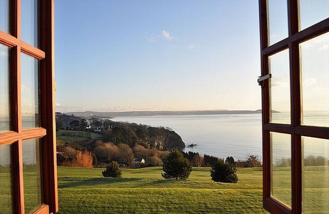 2 bedroom ground floor cottage with fantastic panoramic sea view