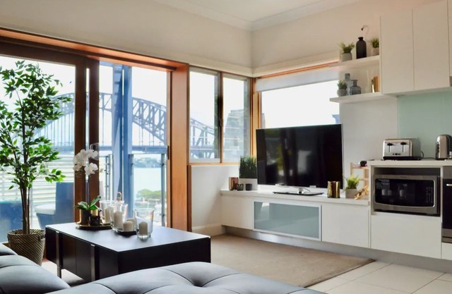 2 Bedroom Home in Kirribilli with a Great View