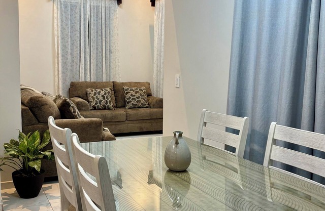 2-bedroom house in charming San Pedro Sula with AC, WiFi. Private House Valencia
