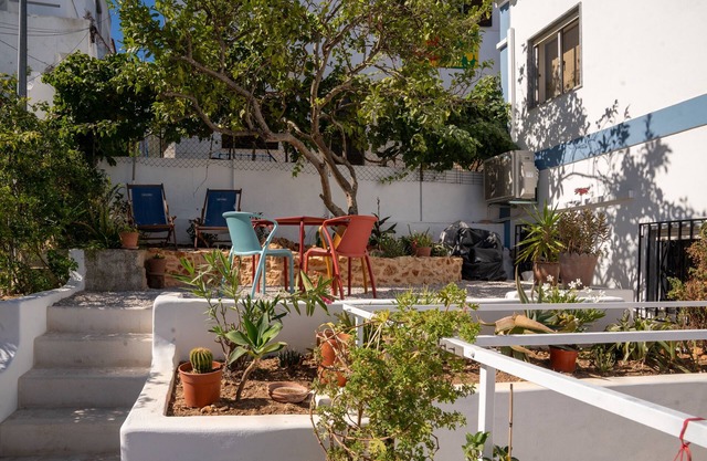 2 bedroom house with sunny garden in Ferragudo village, walk to beaches