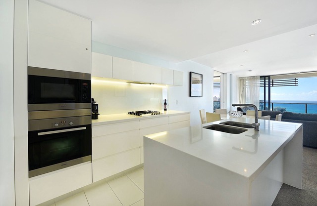 2 Bedroom OCEAN VIEW Apartment *Parking, Wifi & In-Room Movies Included*