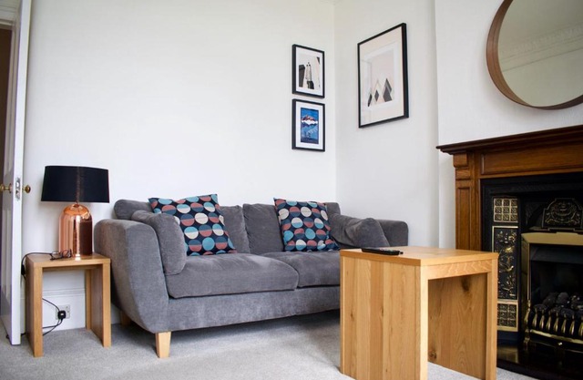 2 Bedroom Seaside Flat With Scenic Views