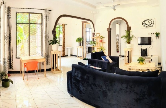2 Bedroom spacious Cozy Home,10 min Walk to Beach