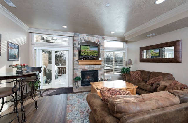 2 Bedroom Vacation Rental in Huntsville, Utah - Snowbasin Lodging LS86