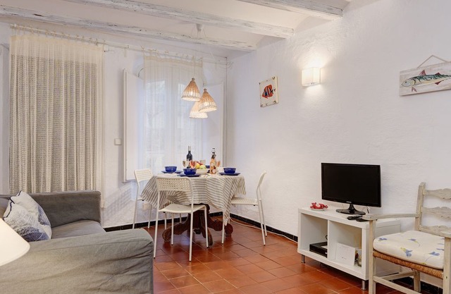 2 bedroom Villa, sleeps 4 in Begur with Air Con and WiFi