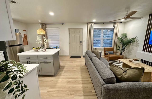2 Bedroom w/King Beds walk to beach - top floor 7