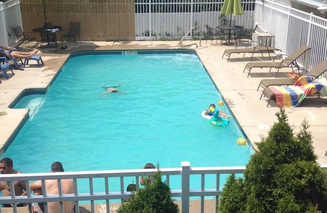 2 bedrooms with a shared pool. apt4