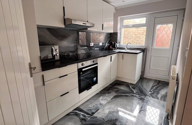 (2 beds) Charming, spacious and cosy home in Hull