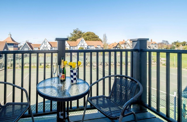 2 Bell Lodge - sleeps 6 guests in 2 bedrooms