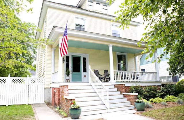 2 Blocks to Beach, Bay Views - Chesapeake Charm