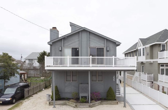 2 blocks to the beach, short walk to downtown shopping, restaurant and entertainment, 1/2 block to the municipal fishing pier which is well maintained and lit for nighttime fishing. Large Deck, Cleaning Included. 4 off street parking spaces.