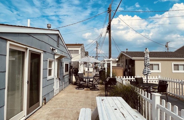 2 BR Beach cottage- 1 block from private beach
