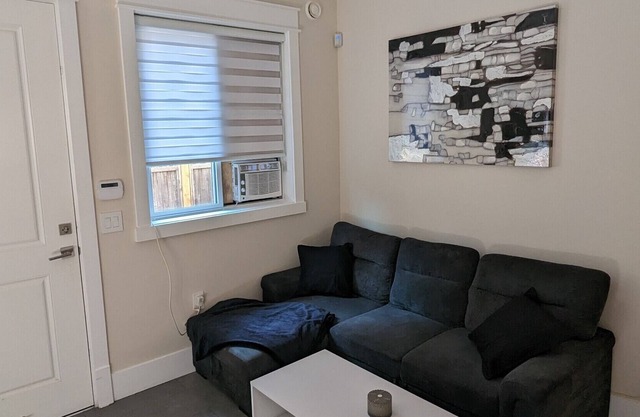 2 BR Suite With Separate Entrance - 10 MIN Drive TO YVR Airport/skytrain