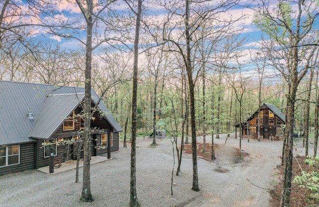 2-Cabin Retreat| Pool Table | Hot Tubs | Mini Golf