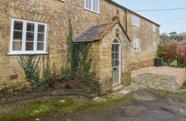 2 CHURCH PATH, pet friendly, with open fire in Broadwindsor
