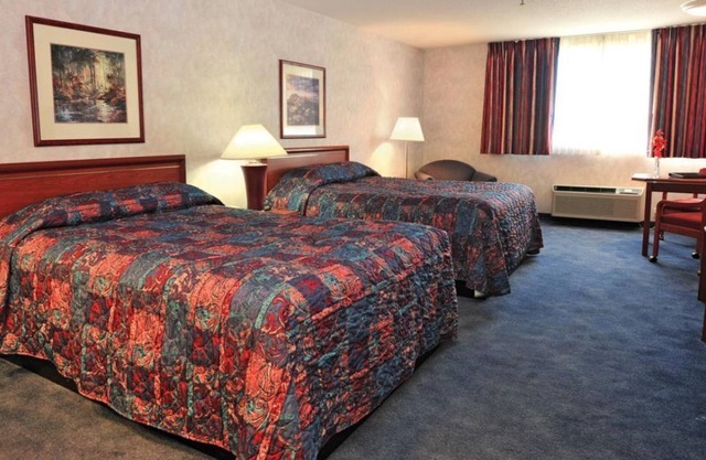 2 COMFY UNITS FOR 8! POOL, PARKING!