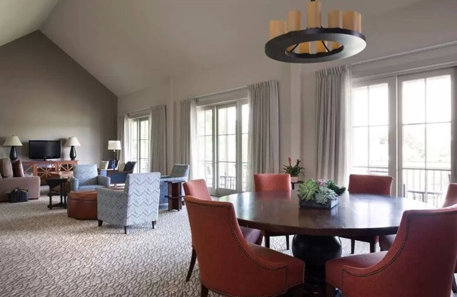 2 Connecting Suites at a 4⭐️ Hotel