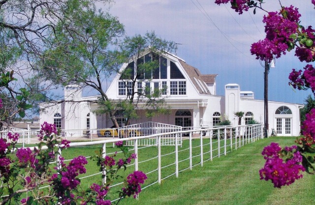 2 DAY MIN. STAY Country getaway! Hiking trails, fishing, birdwatching.